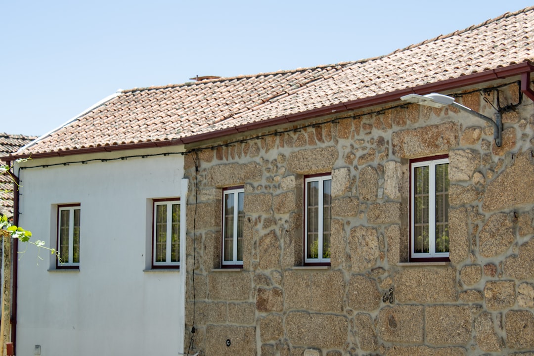 a-stone-building-with-windows-rqnf8ffqfei